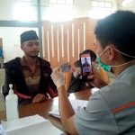 Petugas dari PT POS sedang memeriksa KTP milik warga (Ilustrasi/Dok Jabarekspres.com)