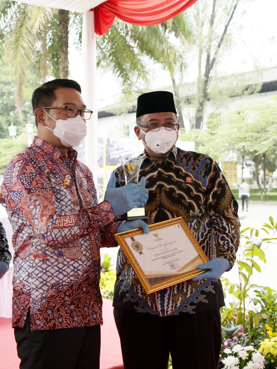 PKS Jabar Raih Penghargaan Partai Politik Paling Terbuka PKS Jabar Raih Penghargaan Partai Politik Paling Terbuka