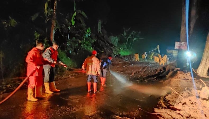 Longsor Tutup Akses Provinsi Subang Sumedang