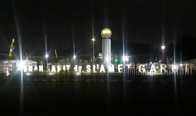 Kondisi halaman depan RSUD dr. Slamet Garut ketikka malam hari.
