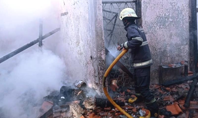 Ruang Kelas Hangus Terbakar, Petugas Berjibaku Padamkan Api