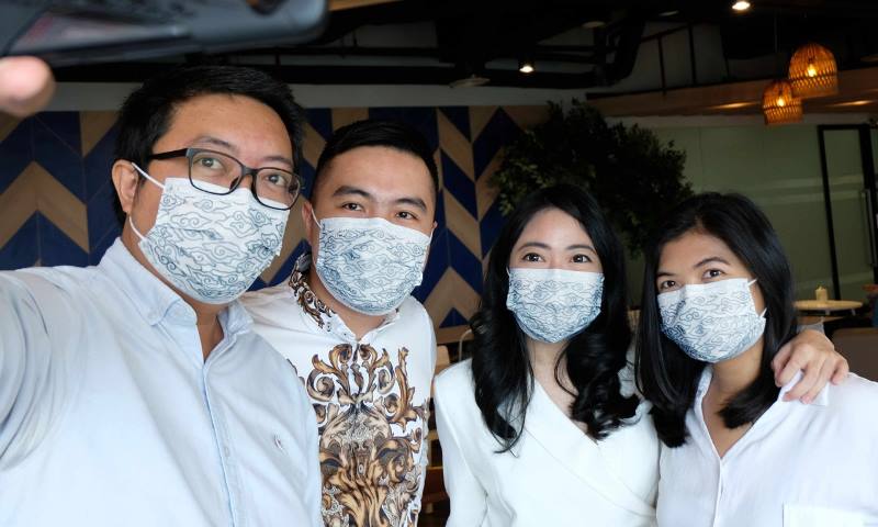 Tampil Stylish, Pakai SOFTIES Masker Tiga Lapis Bermotif Batik Tampil Stylish, Pakai SOFTIES Masker Tiga Lapis Bermotif Batik