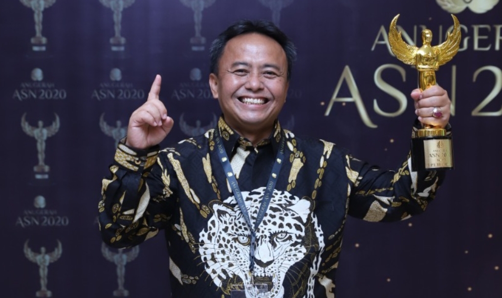 Sekda Sumedang Raih Piala Adhigana dari Menpan