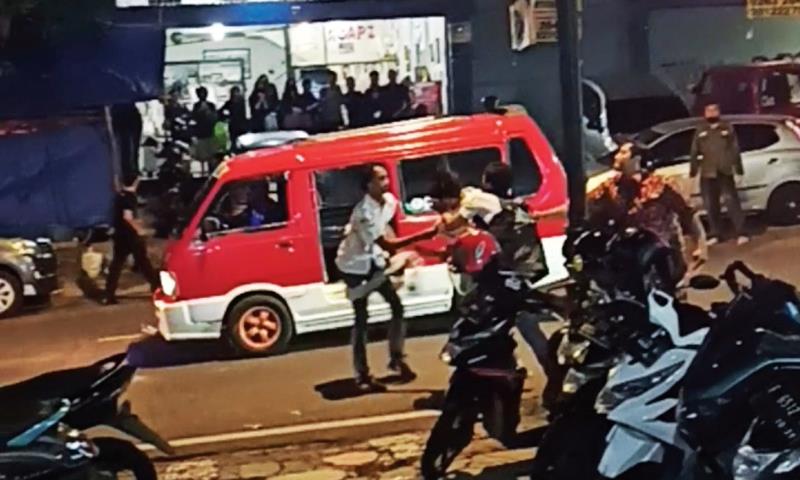 Tak Terima Ditegur, Gerombolan Pelajar Bacok Karyawan XL