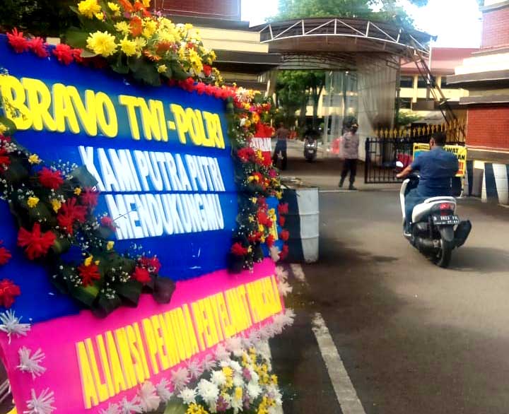 FPI Bubar, Halaman Polda Jabar dan Kodam III/Slw Dipenuhi Karangan Bunga dari Elemen Masyarakat