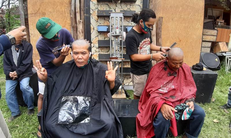Sambut Kemenangan, Puluhan Relawan Pangkas Rambut Hingga Habis Sambut Kemenangan, Puluhan Relawan Pangkas Rambut Hingga Habis