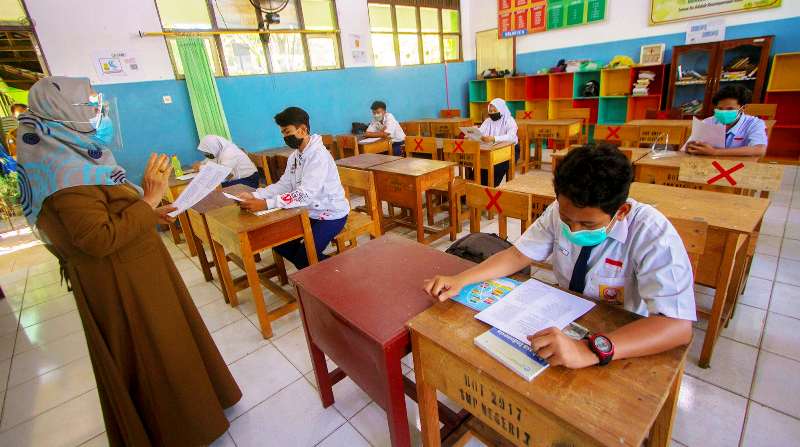 SKB Tiga Menteri Dianggap Bisa Bikin Siswi Berperilaku Semaunya, Benarkah?