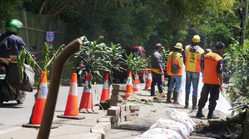 Jalan Alternatif Menuju Objek Wisata Lembang Longsor