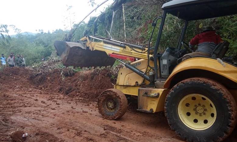 Longsor, Akses Jalan Cibugel Limbangan Sempat Lumpuh