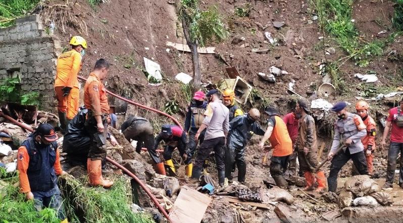 Setelah 20 Jam, Korban Longsor Lembang Akhirnya Ditemukan dalam Kondisi Meninggal