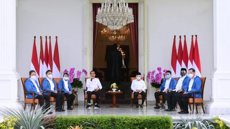 Menteri Baru Pakai Jaket Biru, PDIP: Semoga Tak Berubah Jadi Oranye