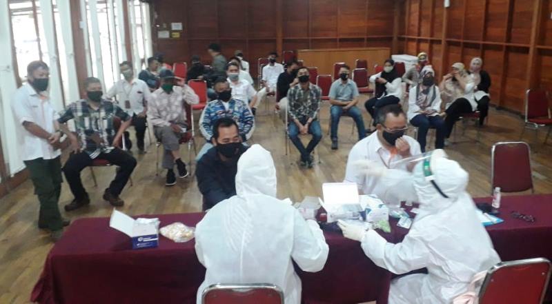 Puluhan Pekerja Wisata Ikuti Rapid Test Puluhan Pekerja Wisata Ikuti Rapid Test