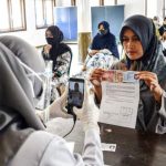 ILUSTRASI: Petugas memotret identitas penerima bantuan sebagai tanda bukti saat penyaluran bansos. (FOTO ANTARA/ILUSTRASI)