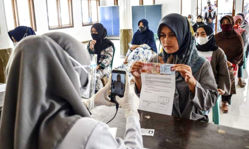 ILUSTRASI: Petugas memotret identitas penerima bantuan sebagai tanda bukti saat penyaluran bansos. (FOTO ANTARA/ILUSTRASI)