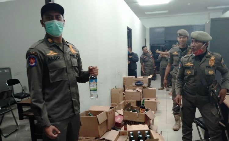 Petugas Sita Ratusan Botol Miras