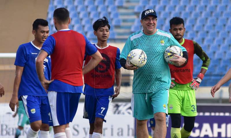 Kuipers dan Luiz Belum Gabung Latihan Persib, Begini Penjelasan Robert Alberts
