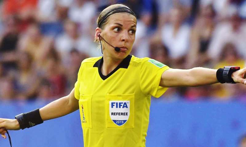 Frappart jadi Wasit Wanita Pertama di Liga Champions Frappart jadi Wasit Wanita Pertama di Liga Champions