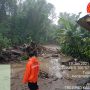 Petugas BNPB Kabupaten Bogor sedang melakukan observasi pasca kejadian banjir bandang dan longsor di Desa Tugu, Kecamatan Cisarua, Kabupaten Bogor