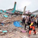 Gempa Mamuju: Rumah Rusak, 15 Ribu Warga Terpaksa Mengungsi Gempa Mamuju: Rumah Rusak, 15 Ribu Warga Terpaksa Mengungsi
