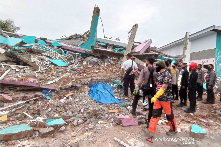 Gempa Mamuju: Rumah Rusak, 15 Ribu Warga Terpaksa Mengungsi Gempa Mamuju: Rumah Rusak, 15 Ribu Warga Terpaksa Mengungsi