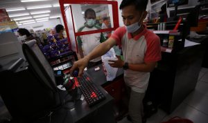Aparat Kepolisian Dampingi Kegiatan Jual Beli Toko dan SPBU Selama Masa Darurat Gempa Bumi Sulbar