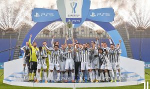 Gilas Napoli, Juventus Angkat Trofi