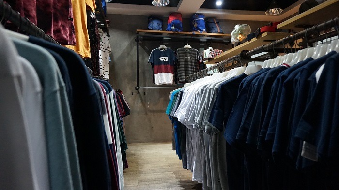 Pedagang distro di Plaza Parahyangan Sepi, Penjualan Beralih ke Online Pedagang distro di Plaza Parahyangan Sepi, Penjualan Beralih ke Online