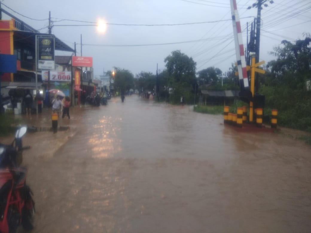 Hujan Deras Seharian, Rel Kereta Api Rancaekek Terendam Banjir