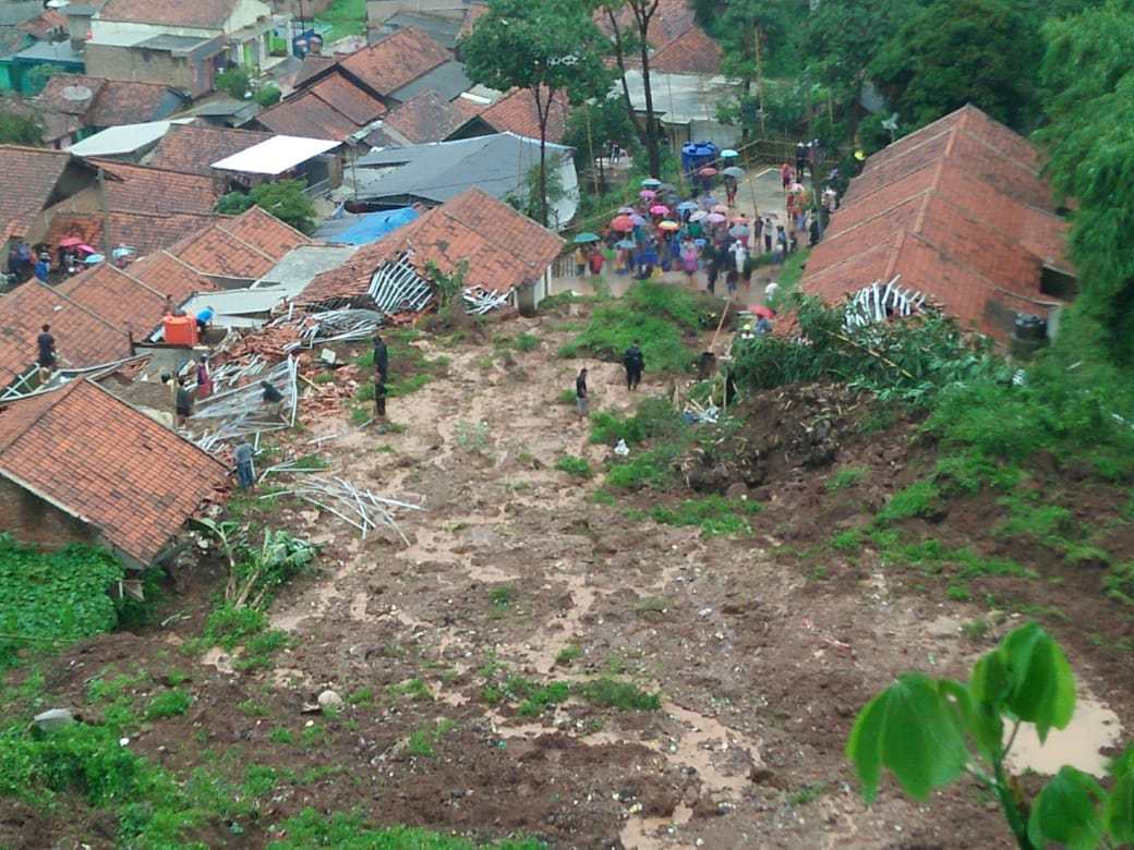 Tebing  Perumahan SBG Cimanggung Ambruk, Empat Orang Tewas Tertimbun