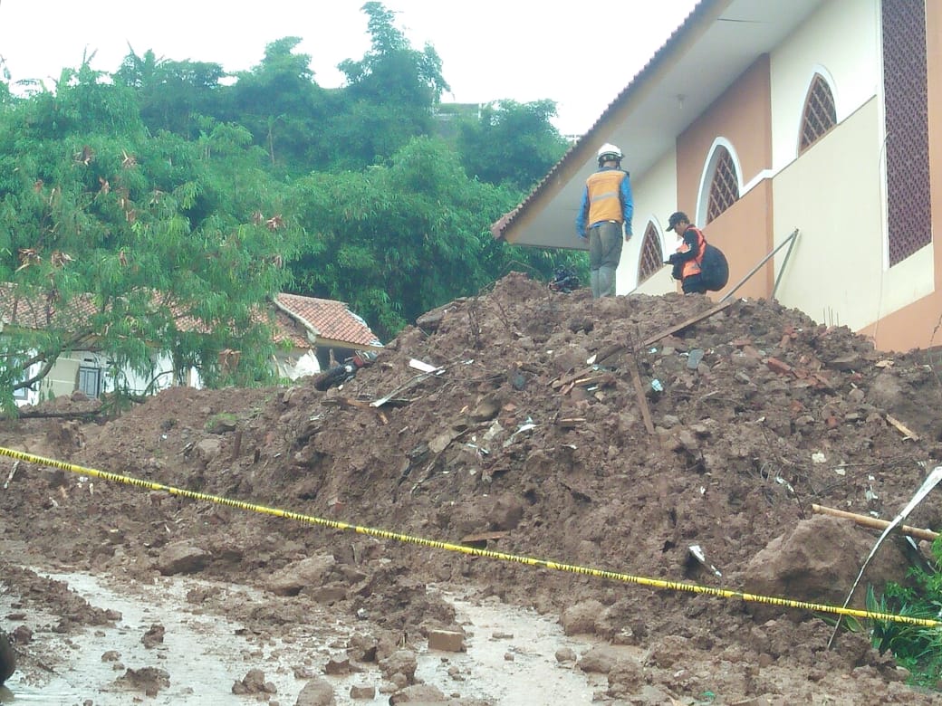 Proses Pencarian Korban Longsor Desa Cihanjuang Dihentikan Sementara Akibat Cuaca Buruk