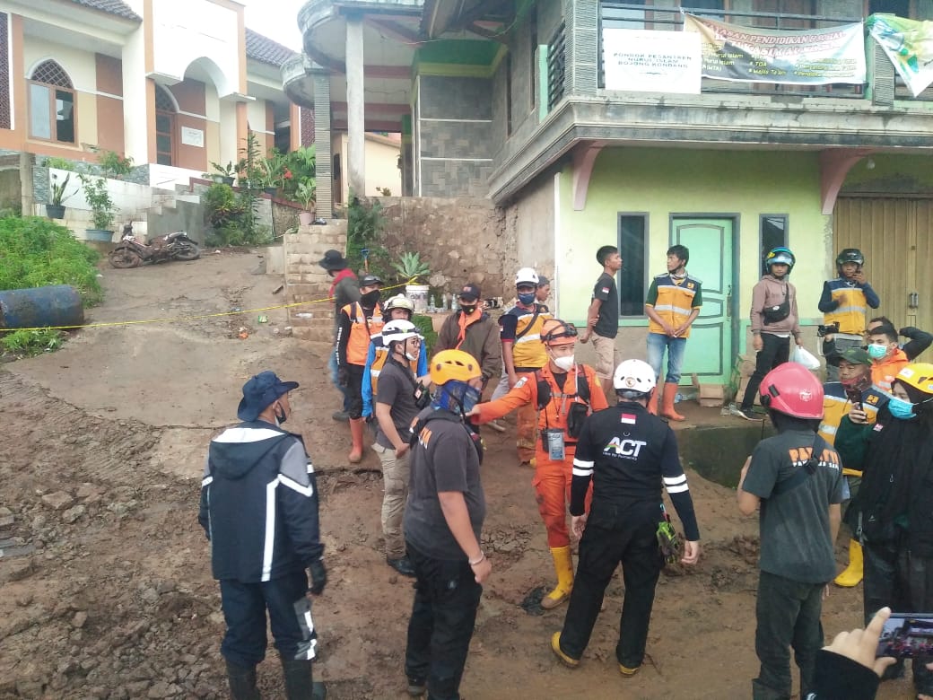 Agus Budianto Memberi Imbauan Supaya Berhati-hati di Lokasi Terjadinya Longsor Desa Cihanjuang