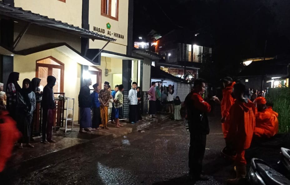 Kunjungi Lokasi Tebing Ambruk, Kapolres Sumedang dan Awak Media Hampir Tertimbun Longsor Susulan