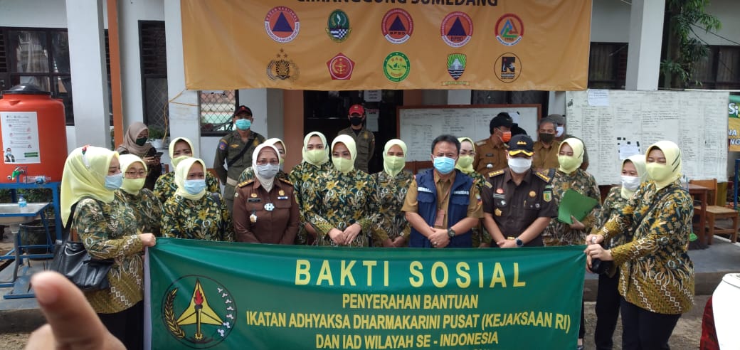 Adhiyaksa Dharmakarini Berikan Donasi untuk Korban Longsor Cihanjuang