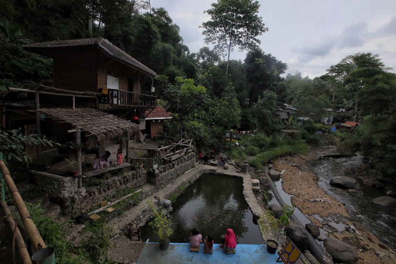 Dulunya Habitat Ikan, Sekarang Ikan-Ikan di Sungai Cikapundung “Merantau” ke Sungai yang Lebih Bersih