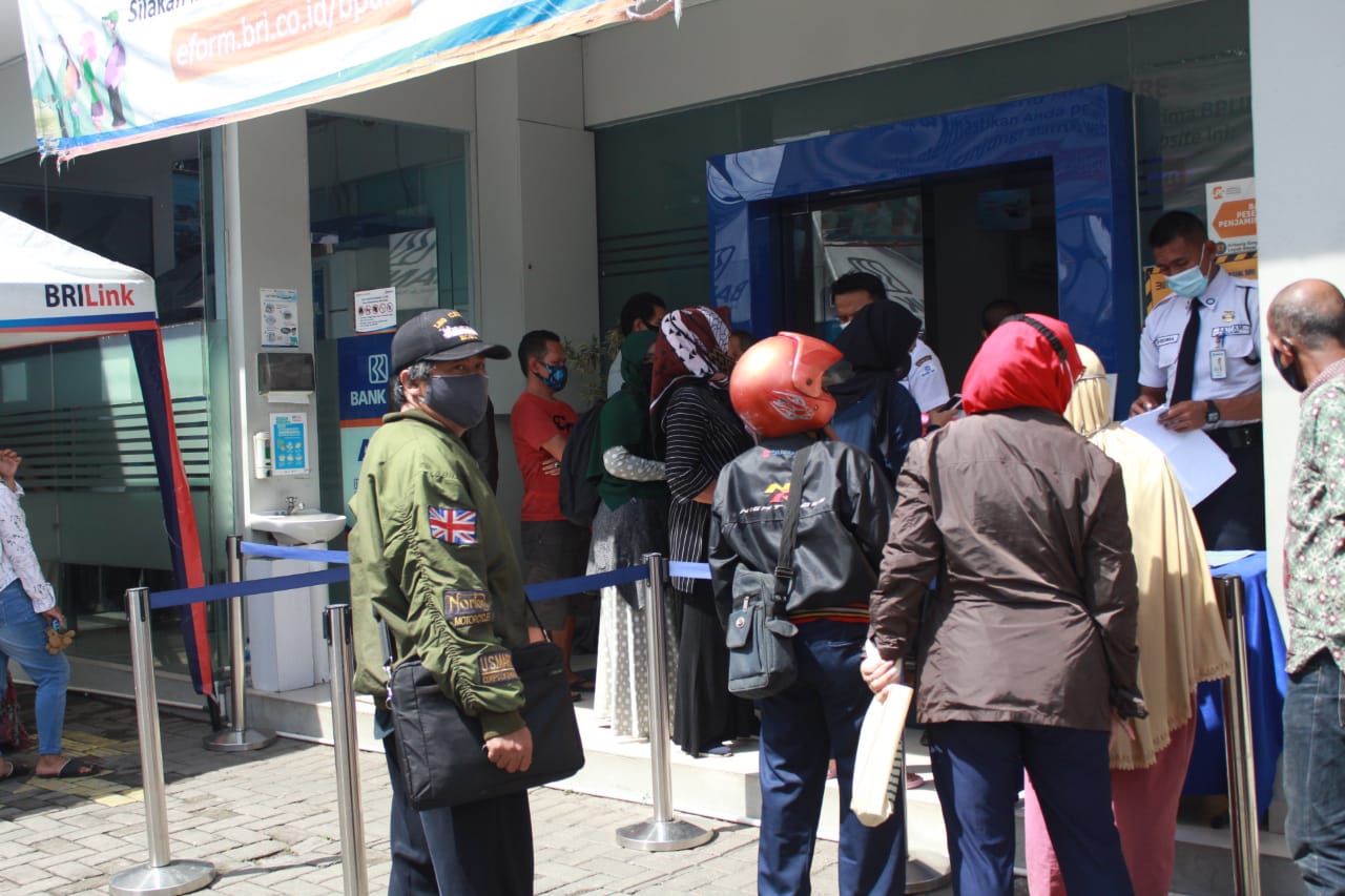 Ramai, Penerima Dana Bantuan UMKM Berkumpul di BRI Kc. Bandung, Protokol Kesehatan Tetap Diterapkan Ramai, Penerima Dana Bantuan UMKM Berkumpul di BRI Kc. Bandung, Protokol Kesehatan Tetap Diterapkan