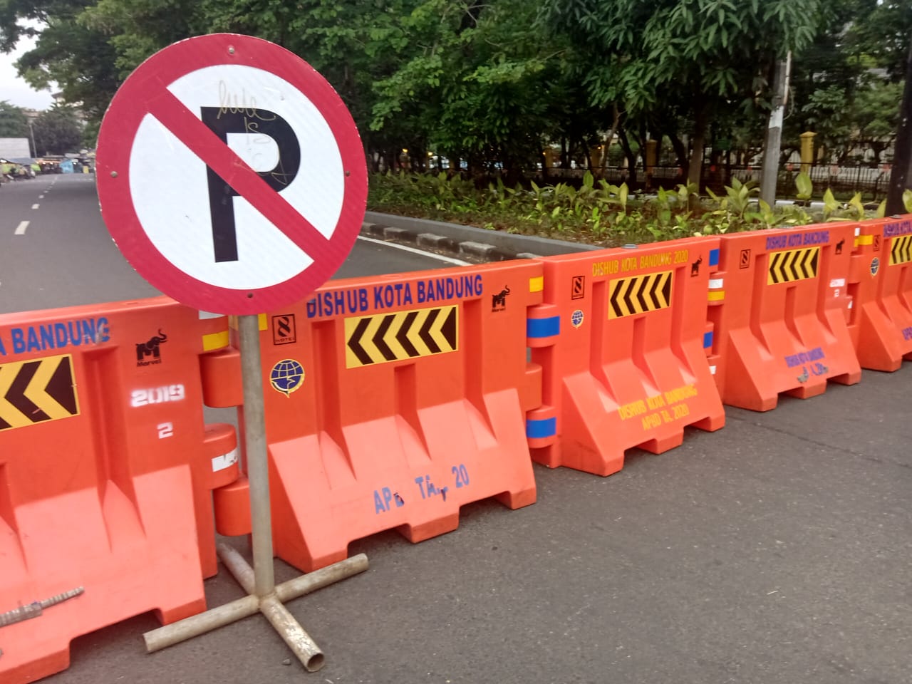 Perketat Physical Distancing, Ruas Jalan Utama di Kota Bandung Ditutup Sementara