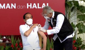 Presiden disuntik Vaksin. Foto: tangkapan layar Youtube Sekretariat Presiden.