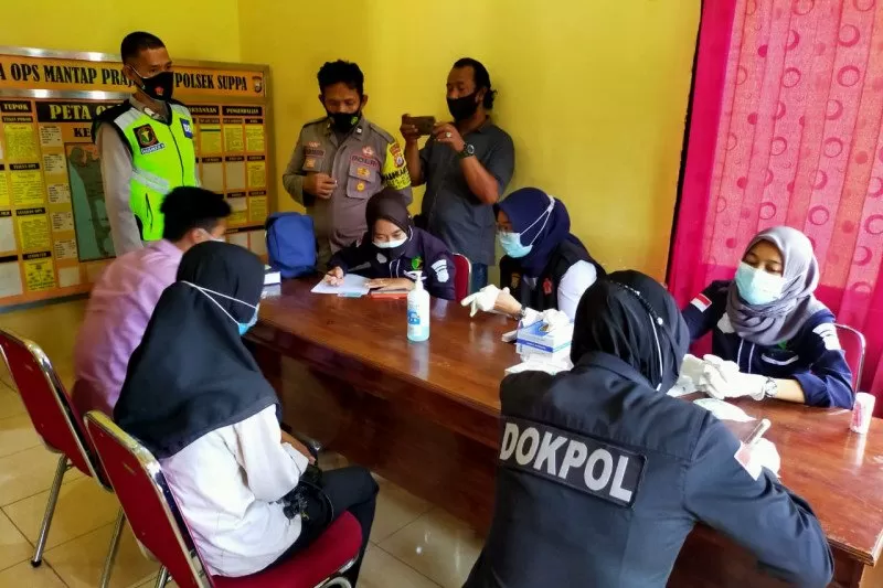 Ambil Sampel Untuk Pencocokkan DNA Korban Sriwijaya Air SJ-182 Ambil Sampel Untuk Pencocokkan DNA Korban Sriwijaya Air SJ-182