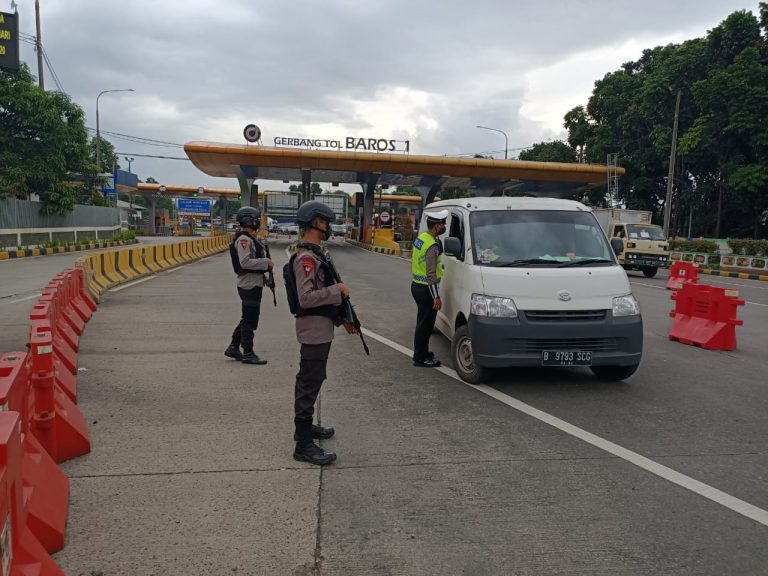 Berlakukan PPKM, Pintu Tol Baros Dijaga Oleh Tim Gabungan