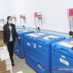 Ilustrasi - Vaksin yang baru tiba disimpan di gudang farmasi