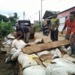 Warga Desa Cisempur, Jatinangor Bekerjasama Membersihkan Material Pasca Longsor