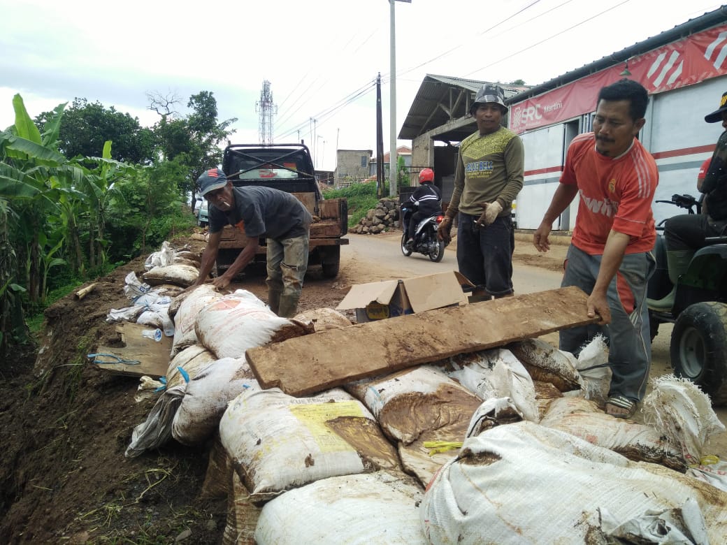 Warga Desa Cisempur, Jatinangor Bekerjasama Membersihkan Material Pasca Longsor