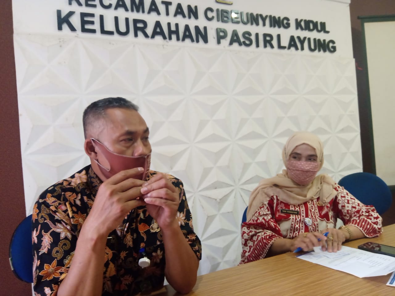 Lurah Pasirlayung Memberi Contoh Upaya Preventif Penyebaran Virus Korona