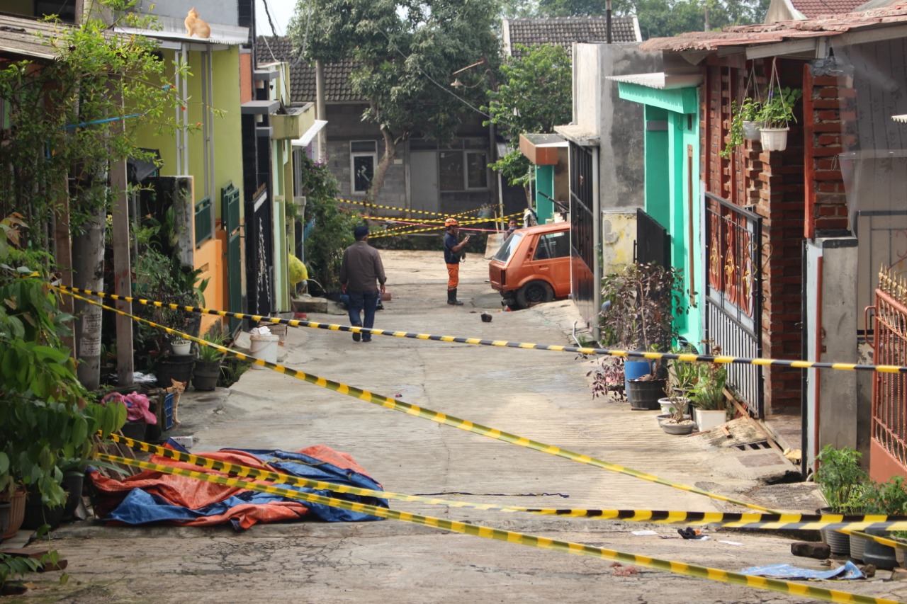 Pergeseran Tanah di Cimanggung Berpotensi Picu Longsor Susulan Pergeseran Tanah di Cimanggung Berpotensi Picu Longsor Susulan