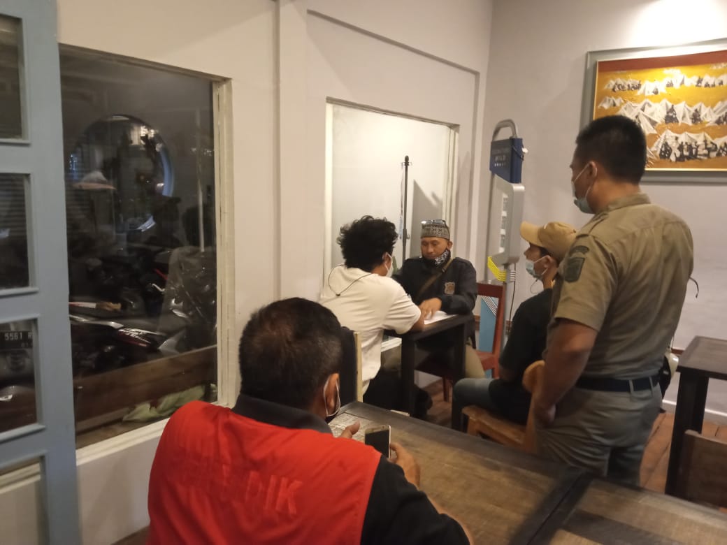Camat Bandung Wetan Pantau PSBB Proporsional, Kafe Harus Sudah Tutup Pukul 8 Malam