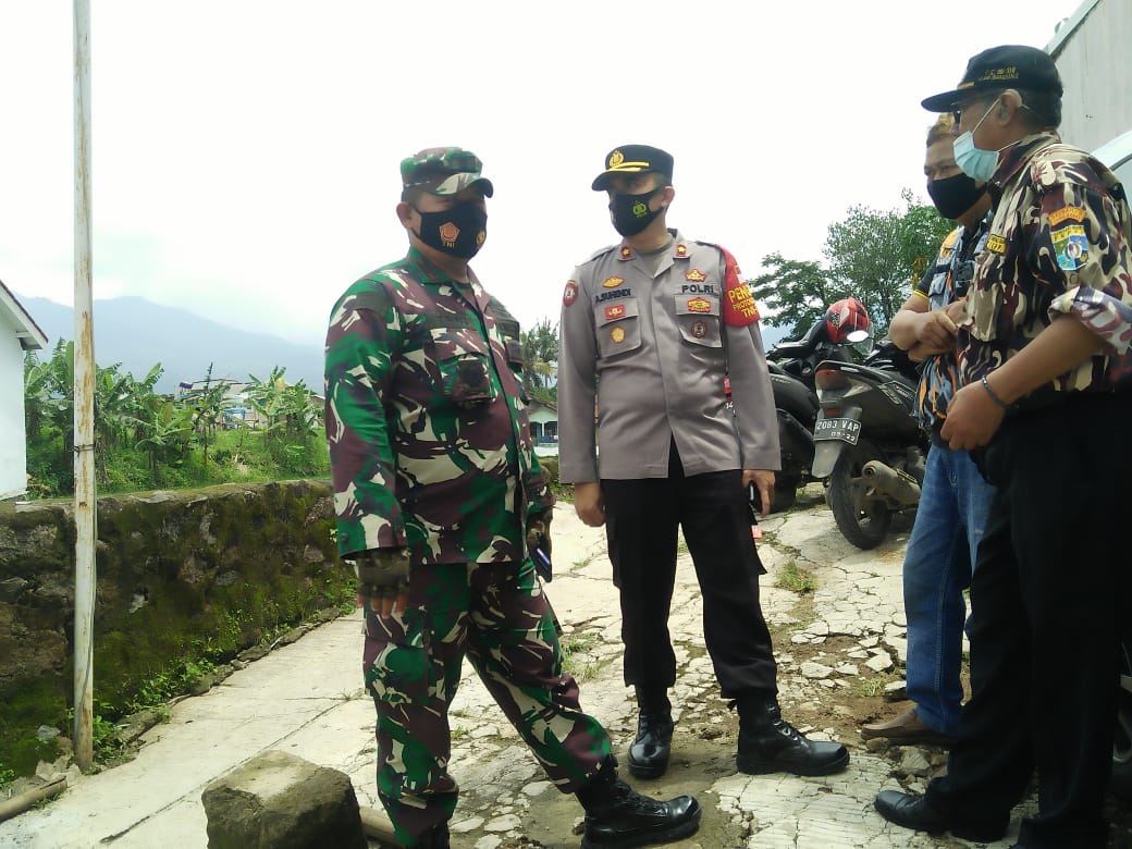 Kapolsek Kecamatan Cicalengka Lakukan Operasi Penegakkan Protokol Kesehatan