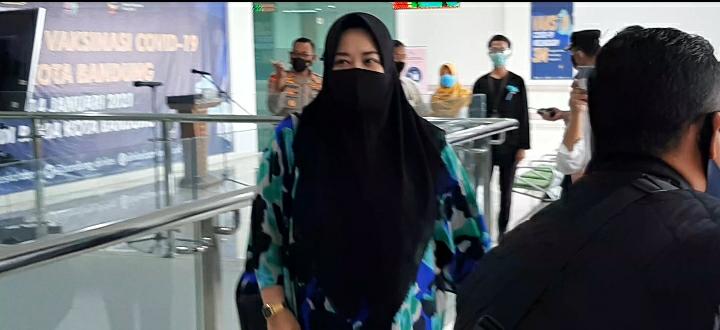 Disuntik Vaksin COVID-19, Risa Saraswati: Ini Akan Sangat Membantu