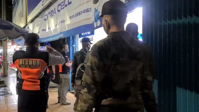 Bandel! Pengelola Toko yang Melanggar Jam Operasional Kembali Buka Toko, Kecoh Petugas Saat Patroli PPKM