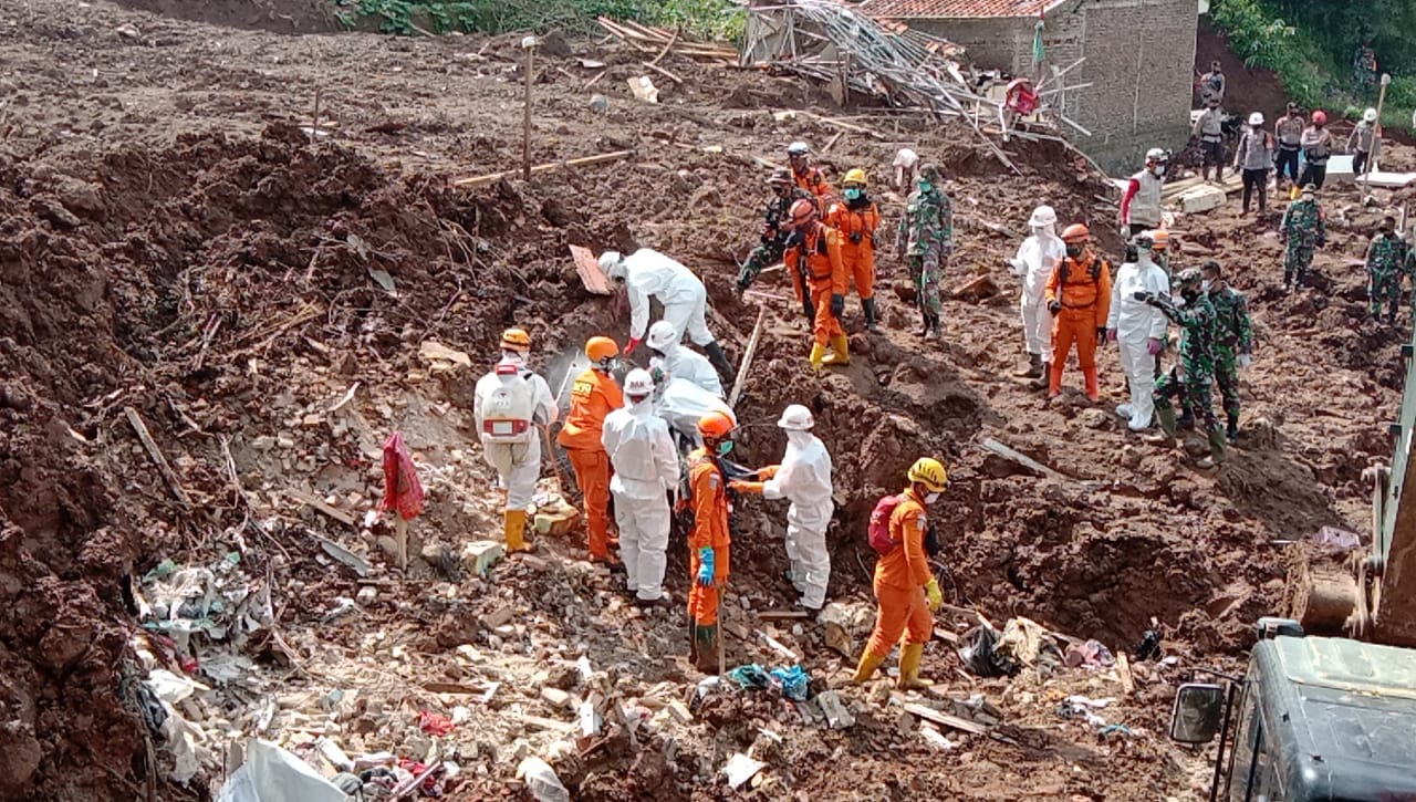 Korban Meninggal Longsor Desa Cihanjuang Kabupaten Sumedang Bertambah