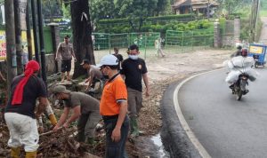 Warga serta aparat dan pejabat Kecamatan Jatinangor saat melakukan kerja bakti pasca luapan air di Desa Hegarmanah. Yanuar Baswata/Jabar Ekspres.